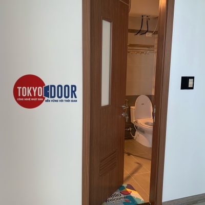 Cửa nhựa tokyodoor mẫu ô kính trắng Vệ sinh
