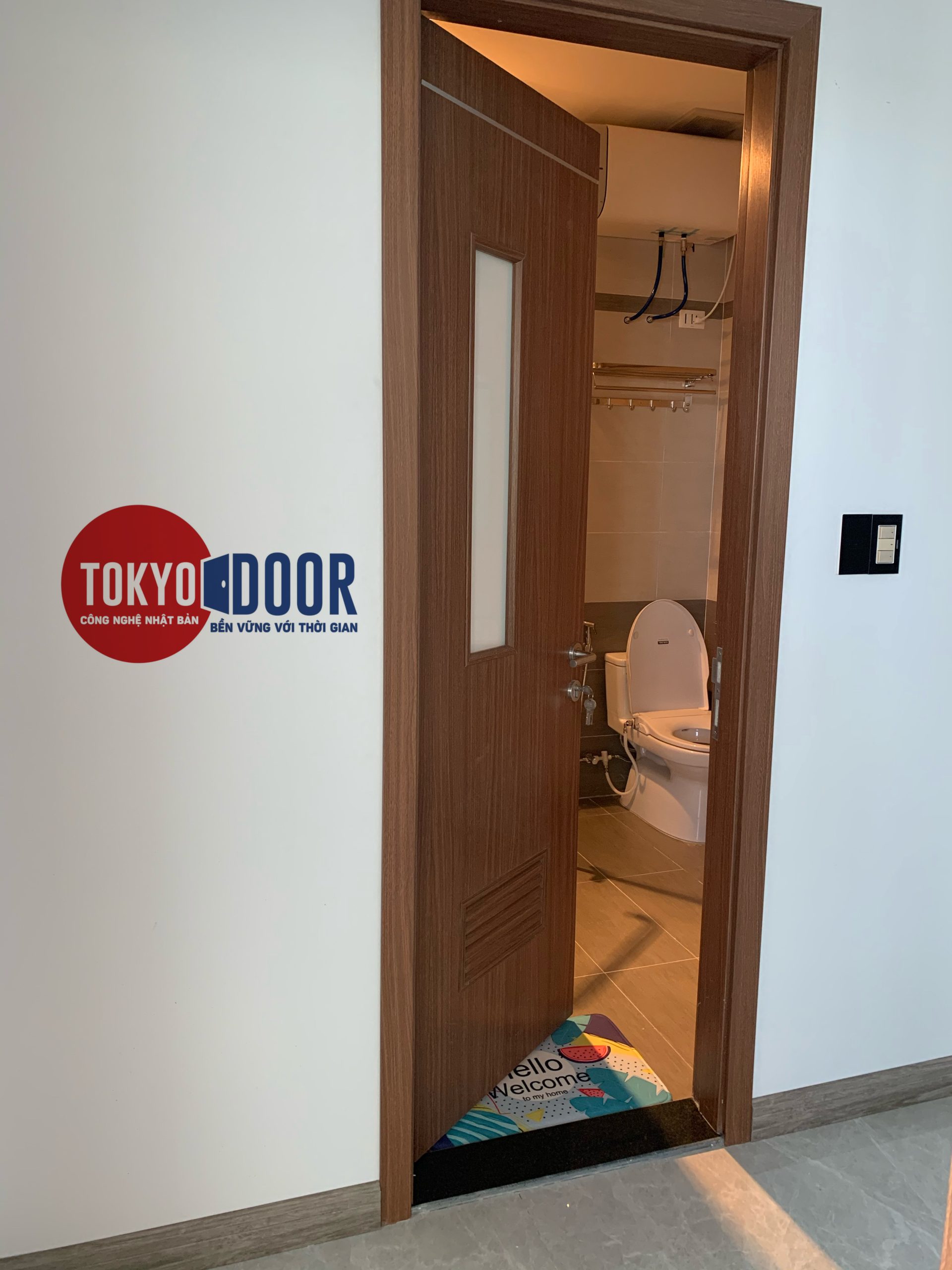 Cửa nhựa tokyodoor mẫu ô kính trắng Vệ sinh